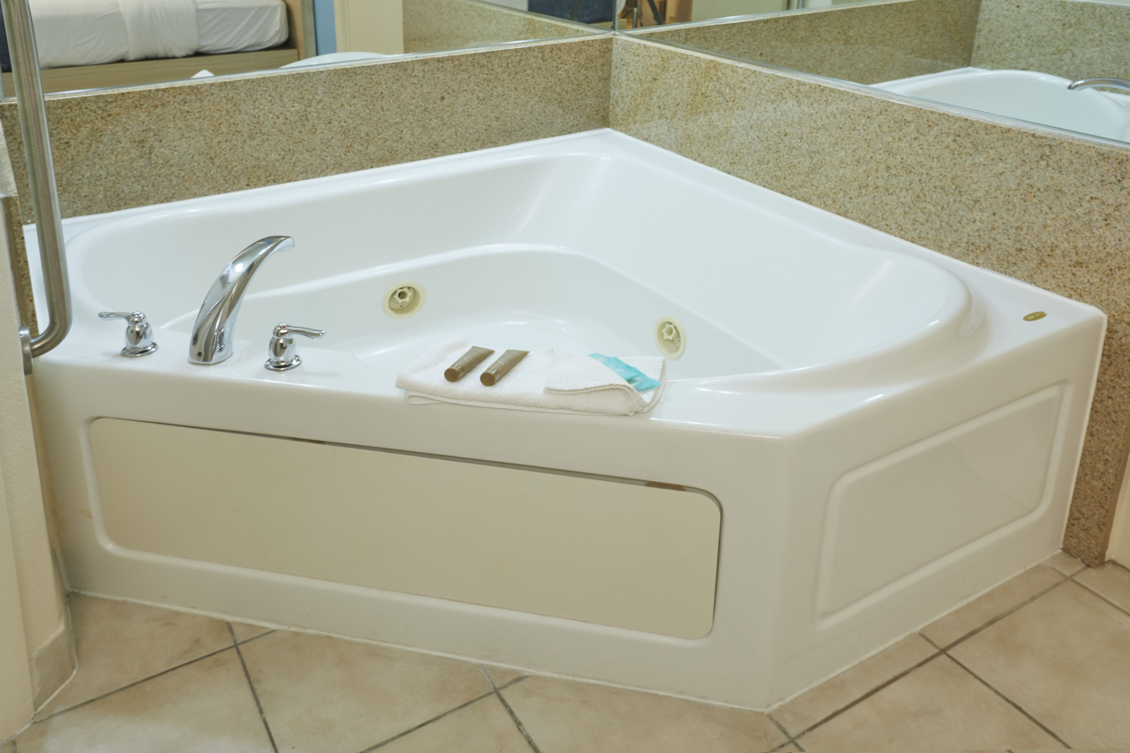 Un baño moderno con una bañera independiente, un pasamanos y un perchero.