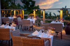 Der serveres morgenmad, frokost og aftensmad med havudsigt 