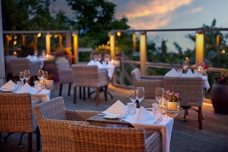 Se sirven desayunos, almuerzos y cenas; cocina local; con vista al mar