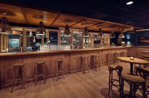 2 bars/lounges