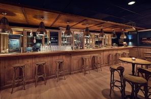 2 bars/lounges