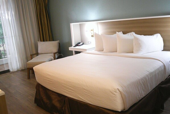 Business Room, 1 King Bed, Non Smoking, Balcony | 1 bedroom, hypo-allergenic bedding, desk, laptop workspace