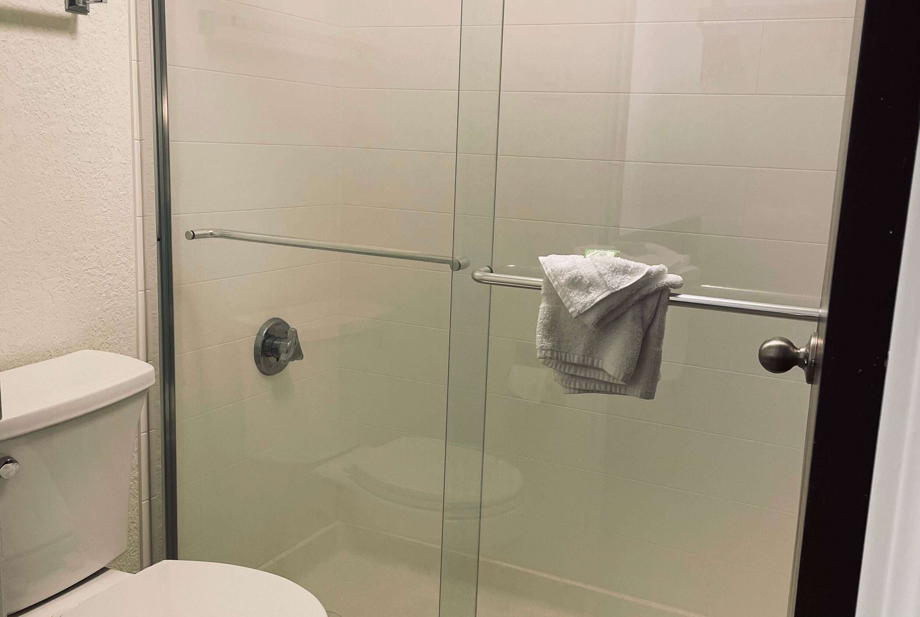 Toalettartikler (inkludert), hårføner og håndklær