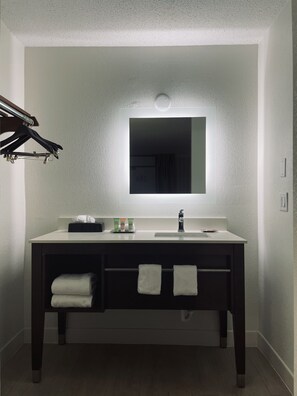 Bathroom sink - Wyndham Garden Romulus Detroit Metro Airport (Romulus)