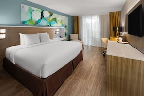 Business Room, 1 King Bed, Non Smoking, Balcony | Hypo-allergenic bedding, desk, laptop workspace, blackout drapes