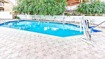 Una piscina cubierta