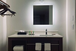 Toalettartikler (inkludert), hårføner og håndklær