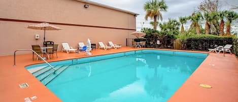 Piscine extérieure, parasols, chaises longues