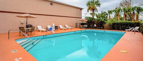 Piscine extérieure, parasols, chaises longues
