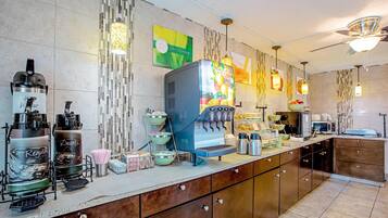 朝食 (フル ブレックファスト)、毎日提供 (無料)