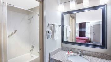 Combined shower/tub, free toiletries, towels