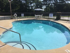 Una piscina al aire libre de temporada