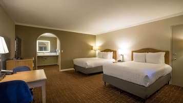 Habitación estándar, 2 camas matrimoniales, con acceso para personas discapacitadas, tina | Escritorio y espacio para trabajar con laptop