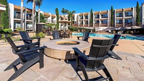A poolside area with outdoor seating and a fire pit. - Best Western Plus Royal Oak Hotel (San Luis Obispo)