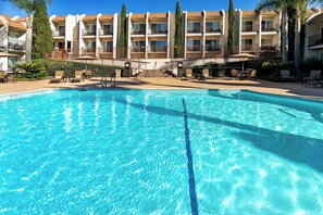 Piscina a l'aire lliure, piscina climatitzada, para-sols i gandules 