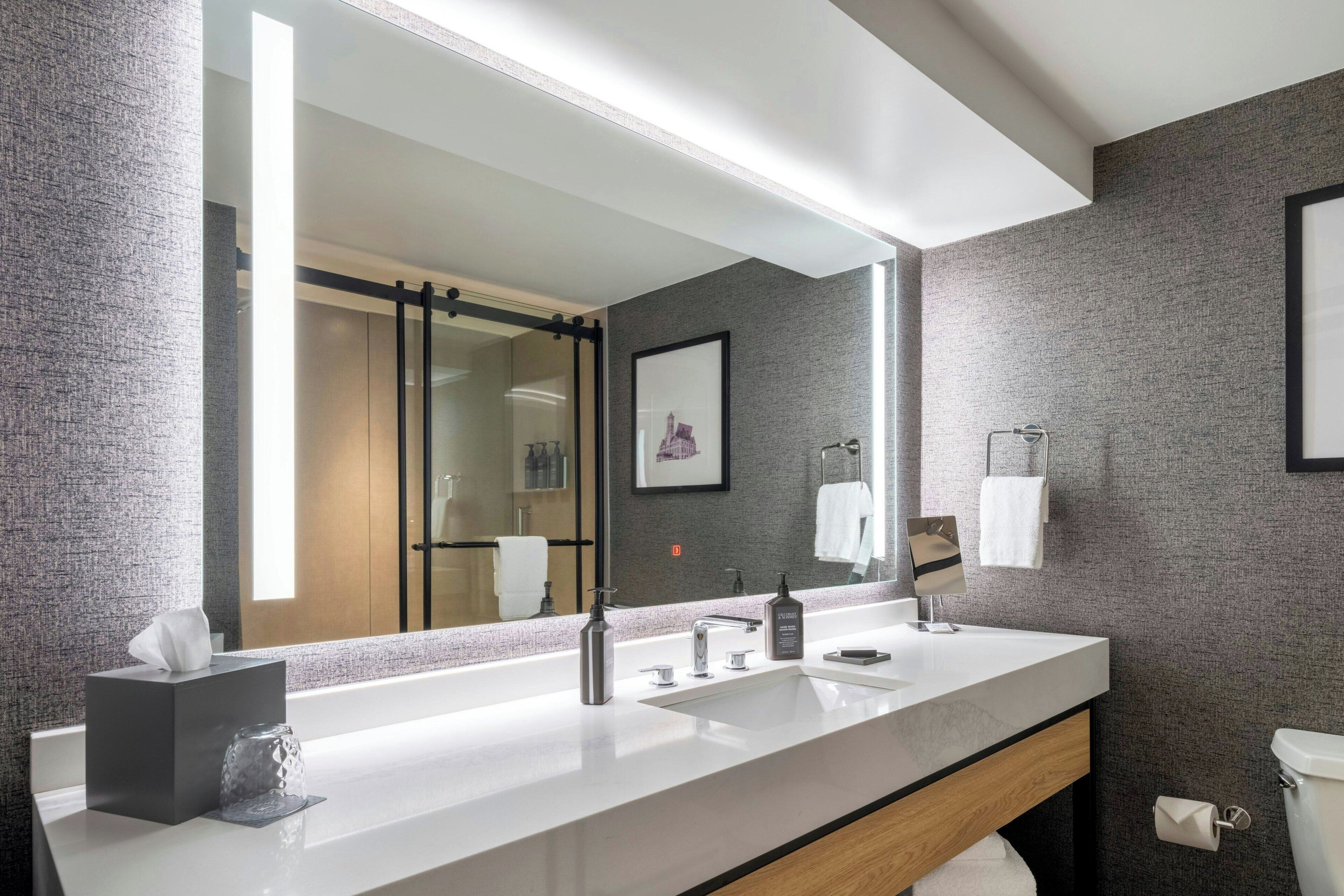 room, 1 king bed | bathroom | combined shower/bathtub, designer toiletries, hair dryer, towels