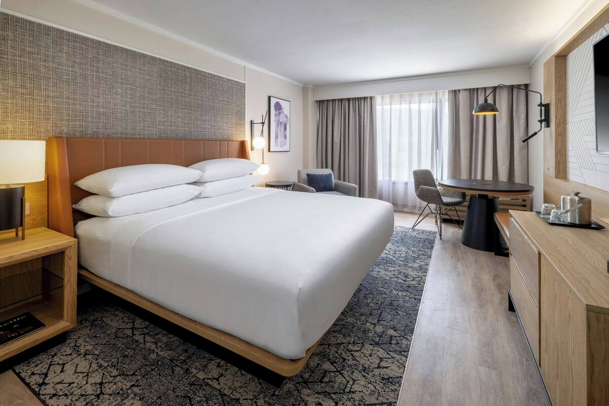 Kamar, 1 Tempat Tidur King | Seprai premium, brankas, meja kerja, dan tirai kedap cahaya