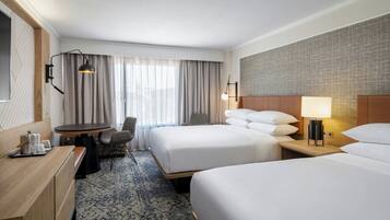 Kamar, 2 Tempat Tidur Queen | Seprai premium, brankas, meja kerja, dan tirai kedap cahaya