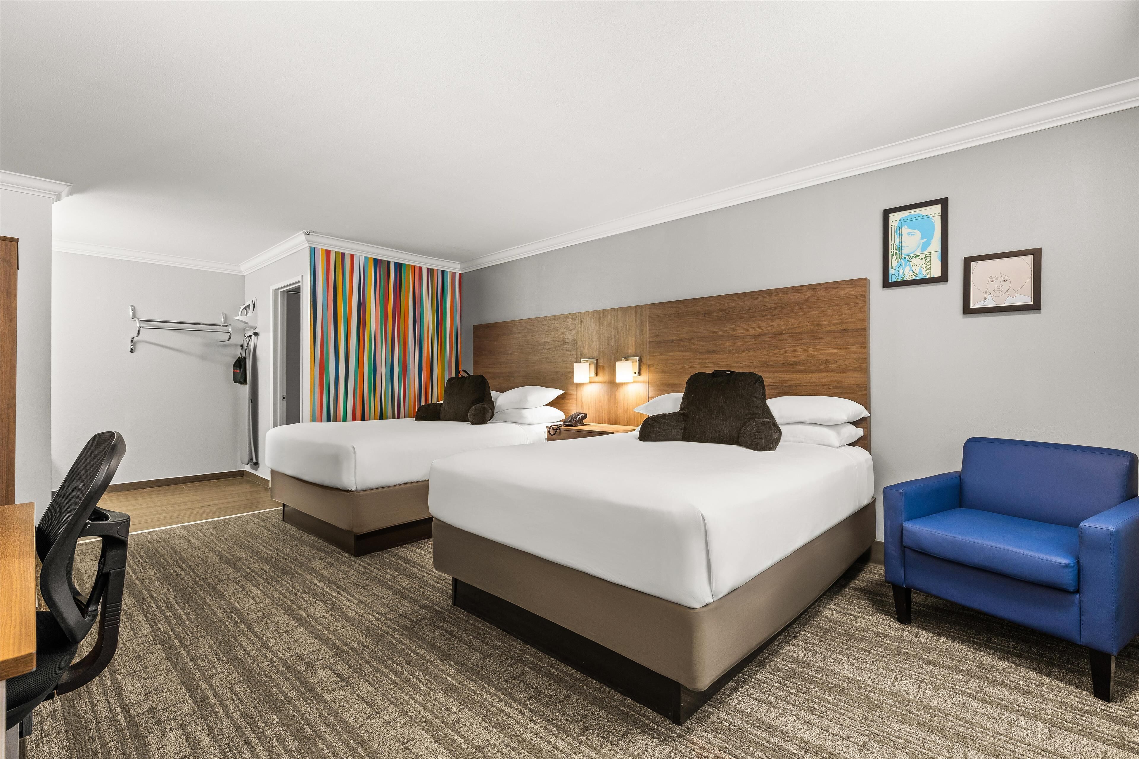 Chambre, 2 grands lits, non-fumeurs | Bureau, espace de travail pour ordinateur portable, rideaux occultants