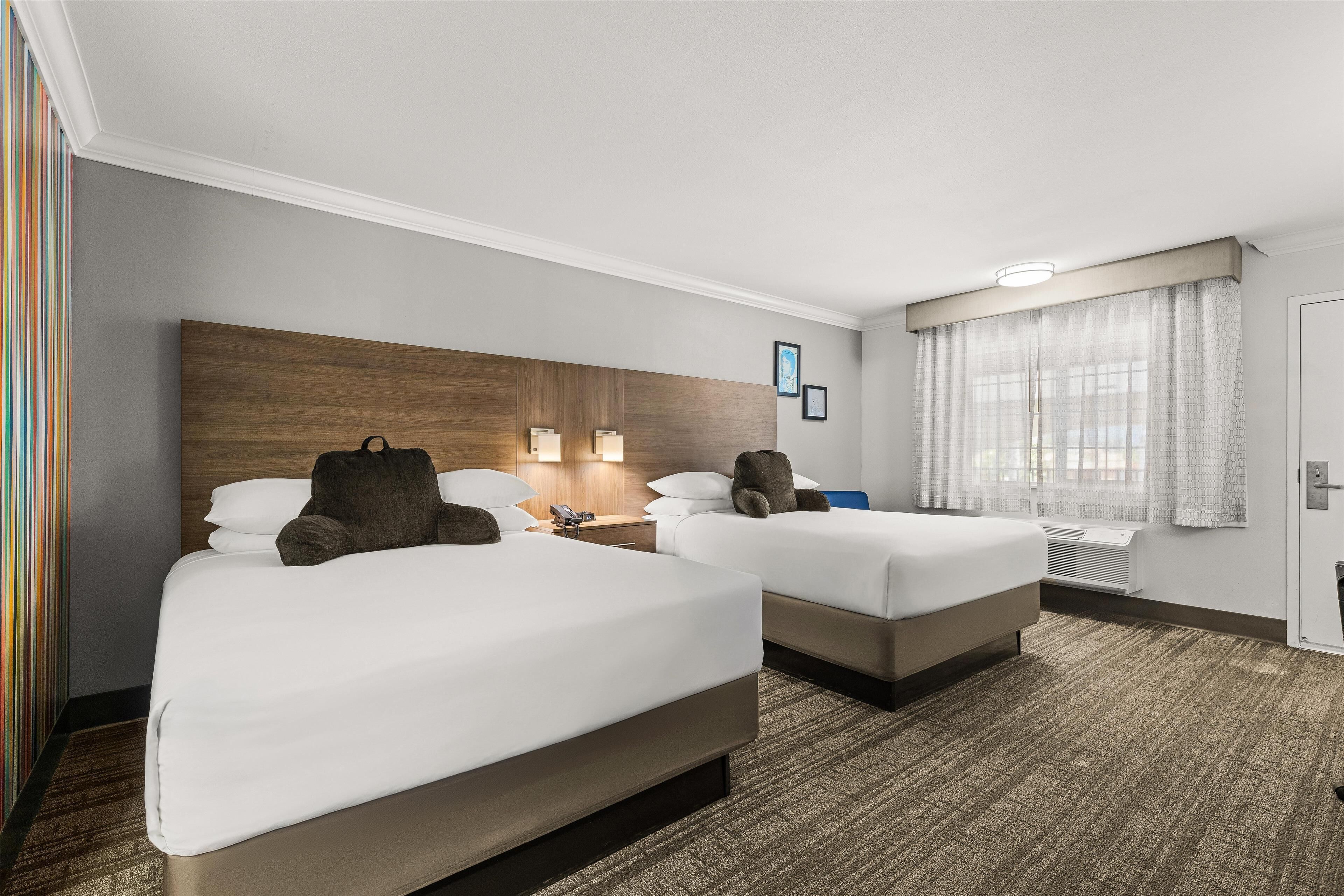 Escritorio, espacio para trabajar con laptop y cortinas blackout 