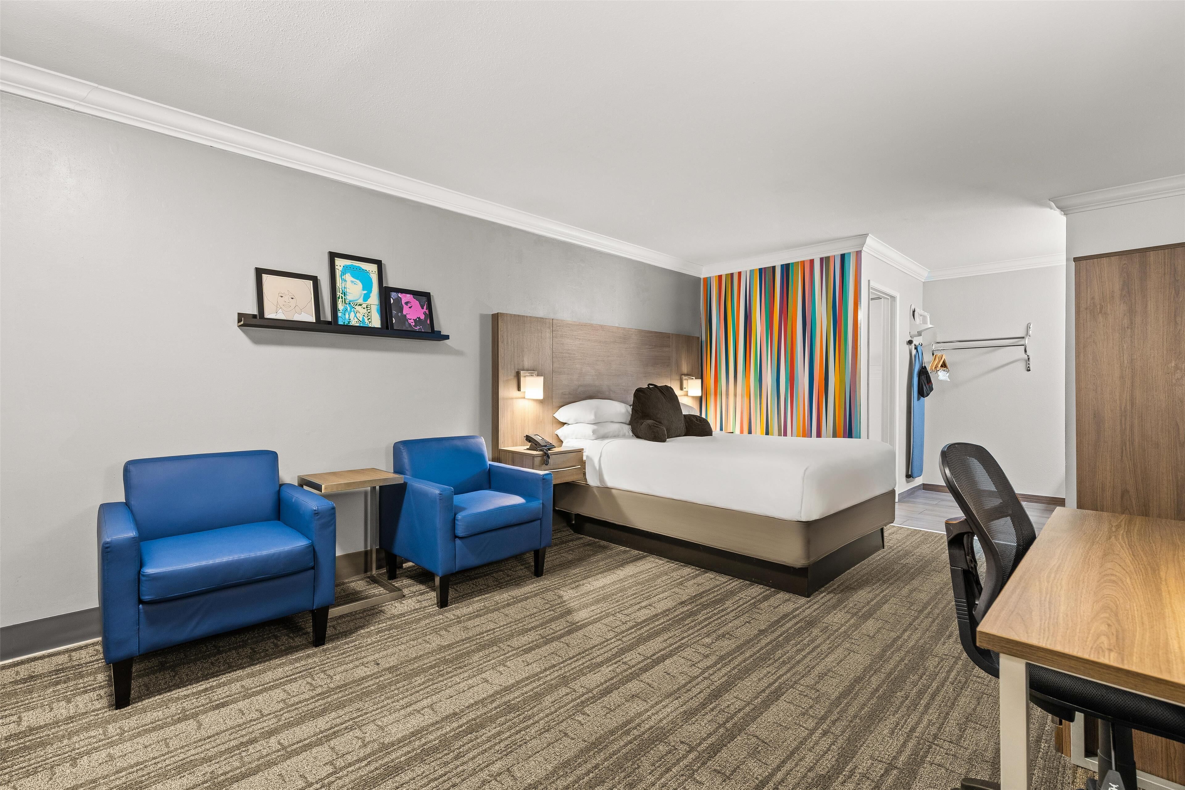 Bureau, espace de travail pour ordinateur portable, rideaux occultants