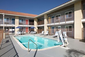 Piscine extérieure, parasols de plage, chaises longues