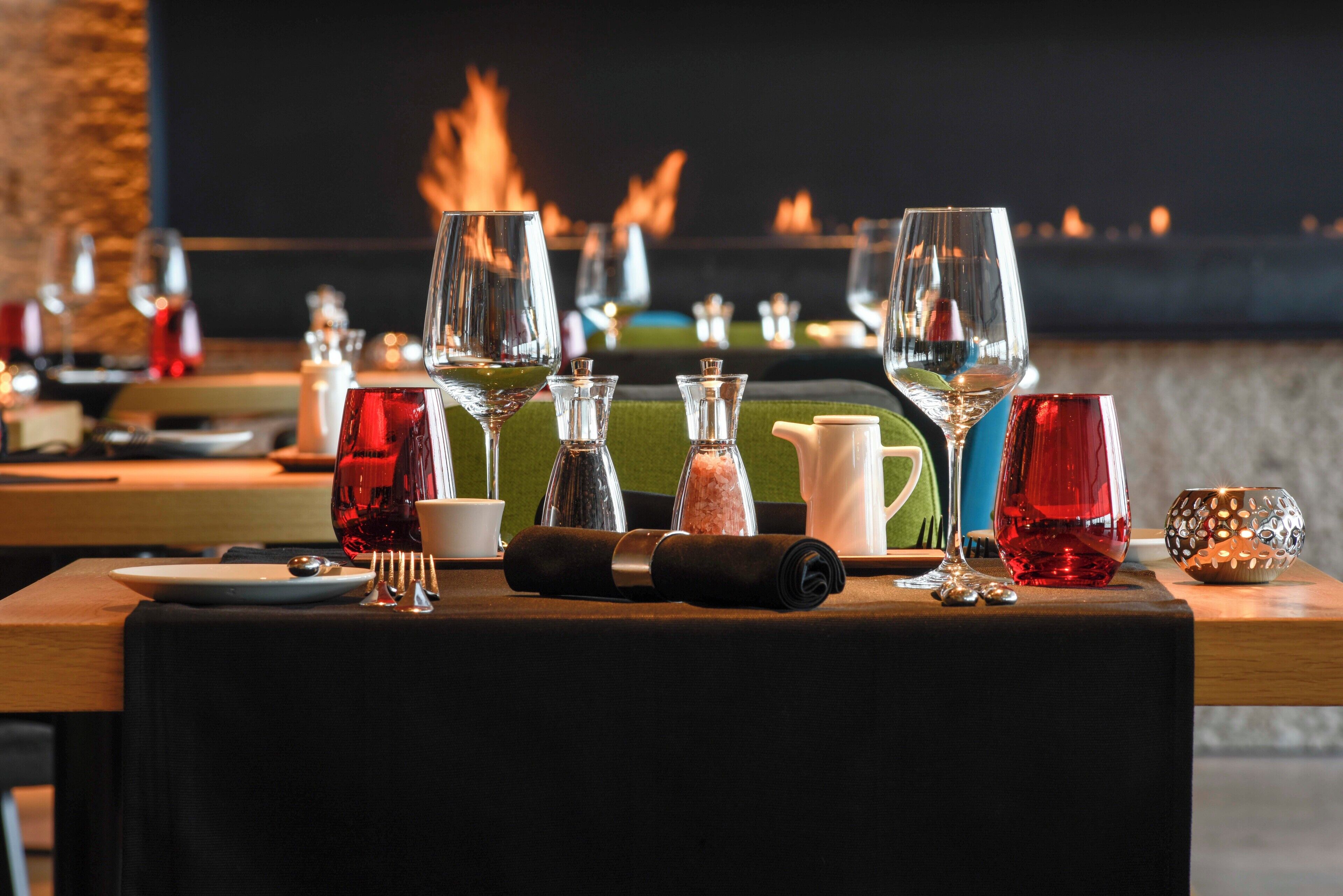 2 restaurants, breakfast, lunch, dinner served; international cuisine