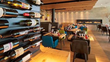 2 restaurants servant le petit déjeuner, le déjeuner et le dîner