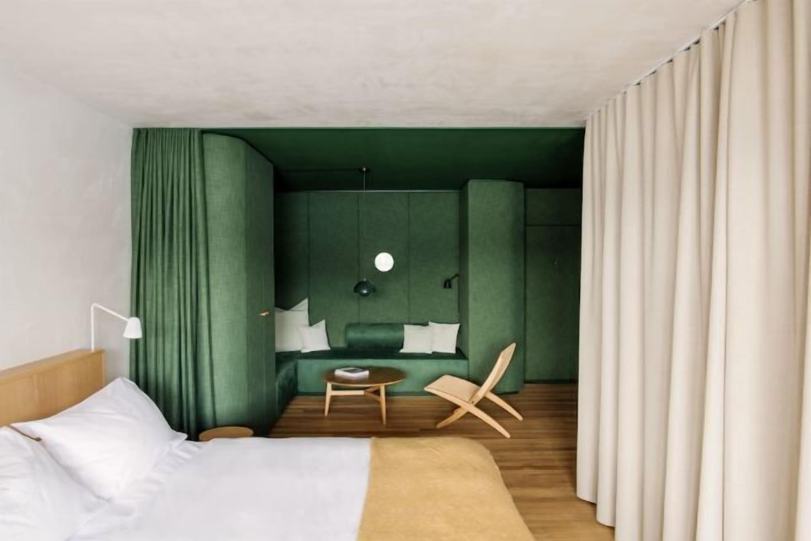 Ropa de cama hipoalergénica, minibar, caja fuerte y escritorio