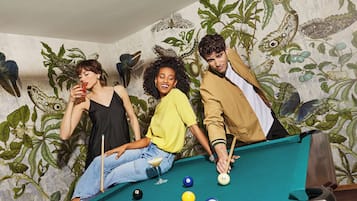 Une table de billard avec des billes et une personne qui joue.