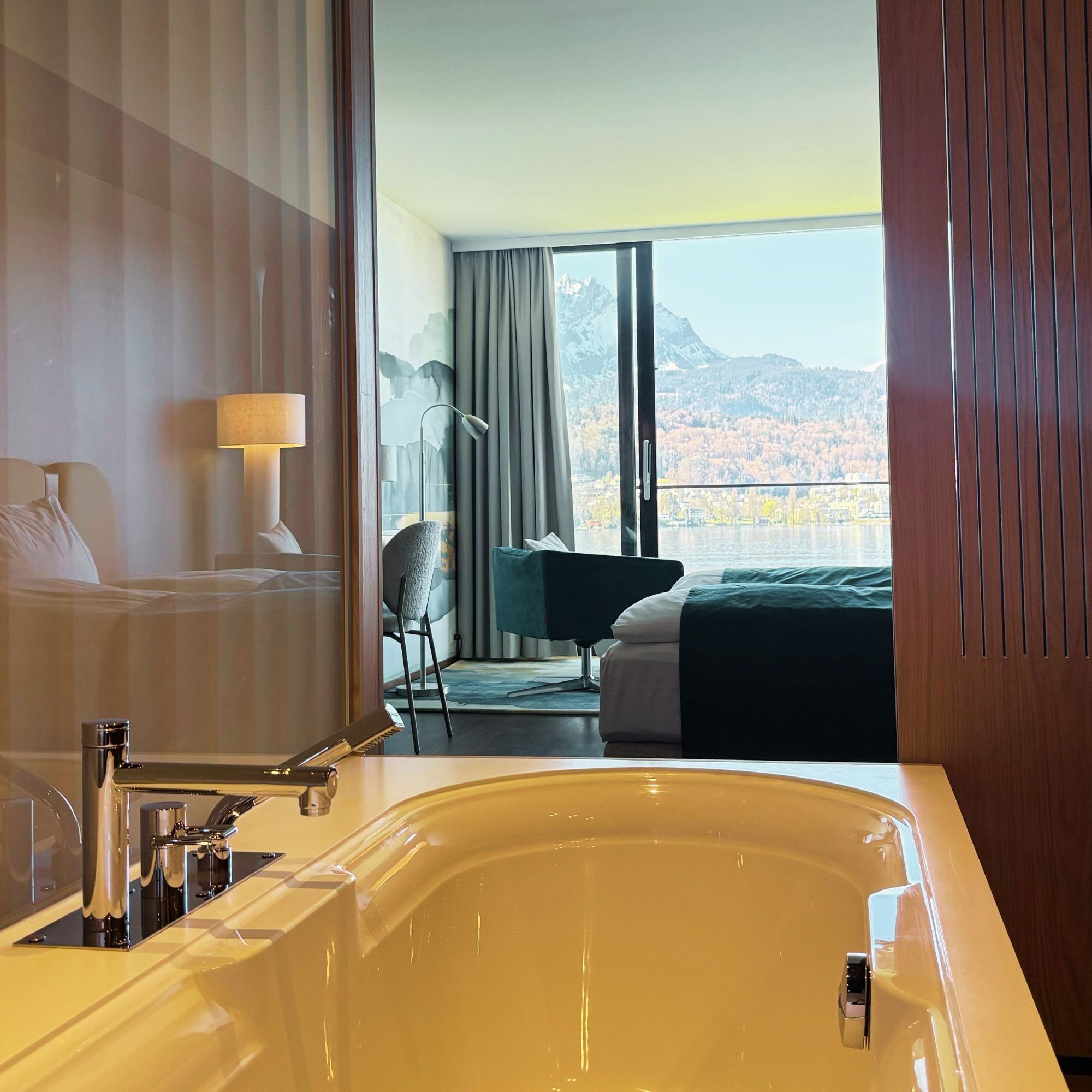 Chambre Double Deluxe, vue lac (Lake View) | Salle de bain | Articles de toilette de luxe, sèche-cheveux, peignoirs, chaussons