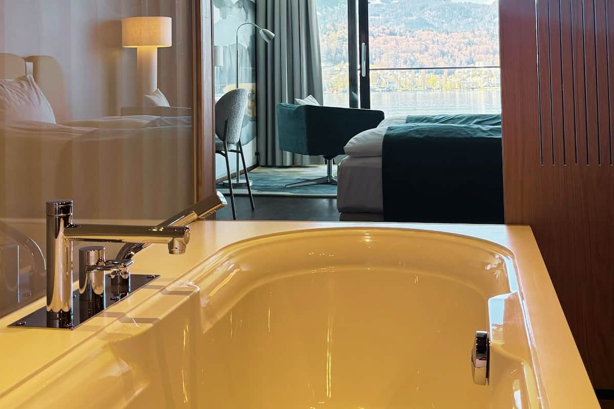 Lake View Deluxe Zimmer | Badezimmer | Designer-Toilettenartikel, Haartrockner, BademÀntel, Hausschuhe