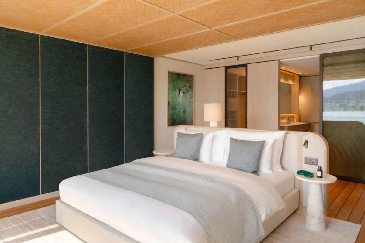 Hypo-allergenic bedding, minibar, in-room safe, desk