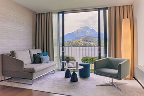 Allergitestade sängkläder, minibar och värdeförvaringsskåp på rummet