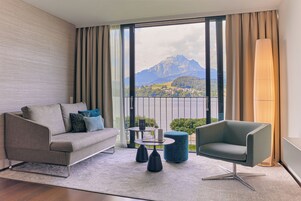 Ropa de cama hipoalergénica, minibar, caja fuerte y escritorio