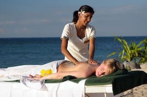 Tratamentos corporais, massagens na praia, esfoliação corporal