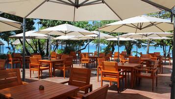 3 restaurants, serveren ontbijt, lunch, diner, Japanse gerechten