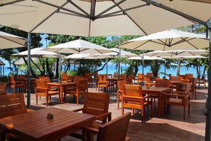 3 restaurantes, se sirven desayunos, comidas, cenas y cocina japonesa