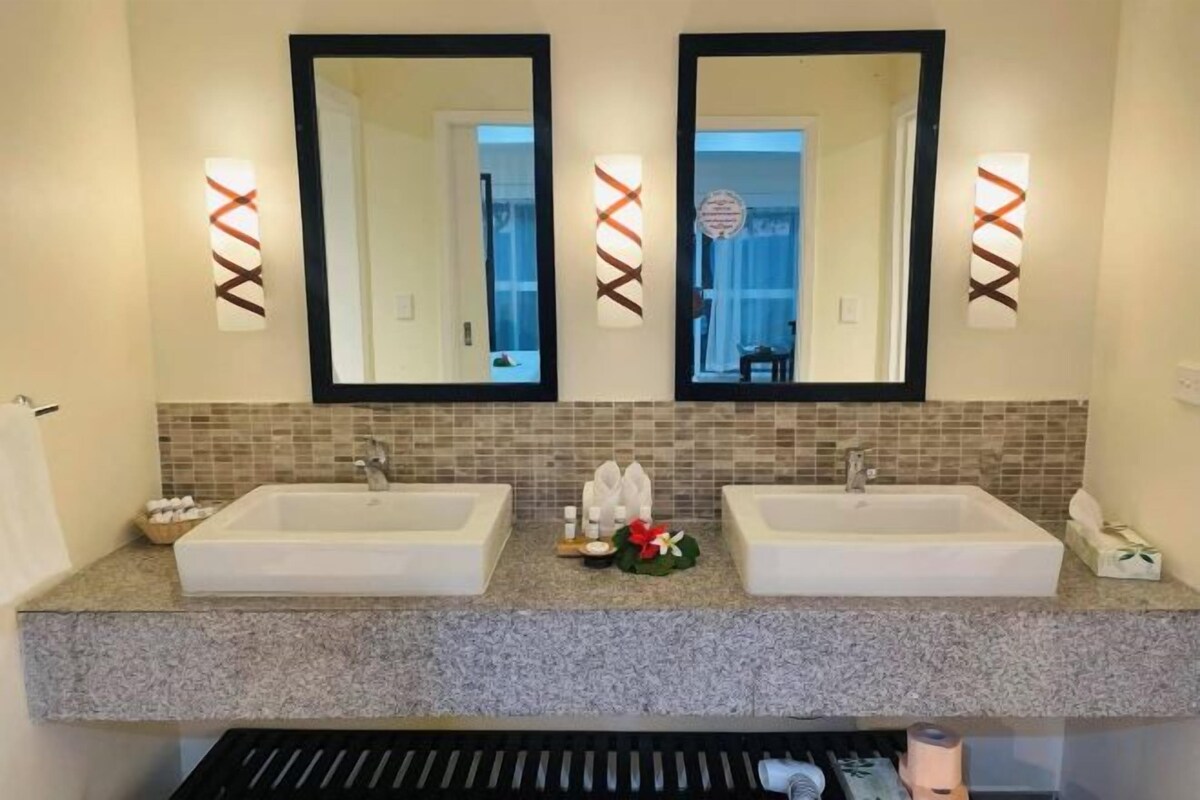Shower, free toiletries, hair dryer, towels