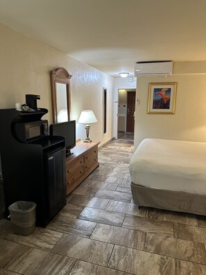 Deluxe Room, 1 King Bed, Non Smoking | Premium bedding, pillowtop beds, desk, blackout drapes