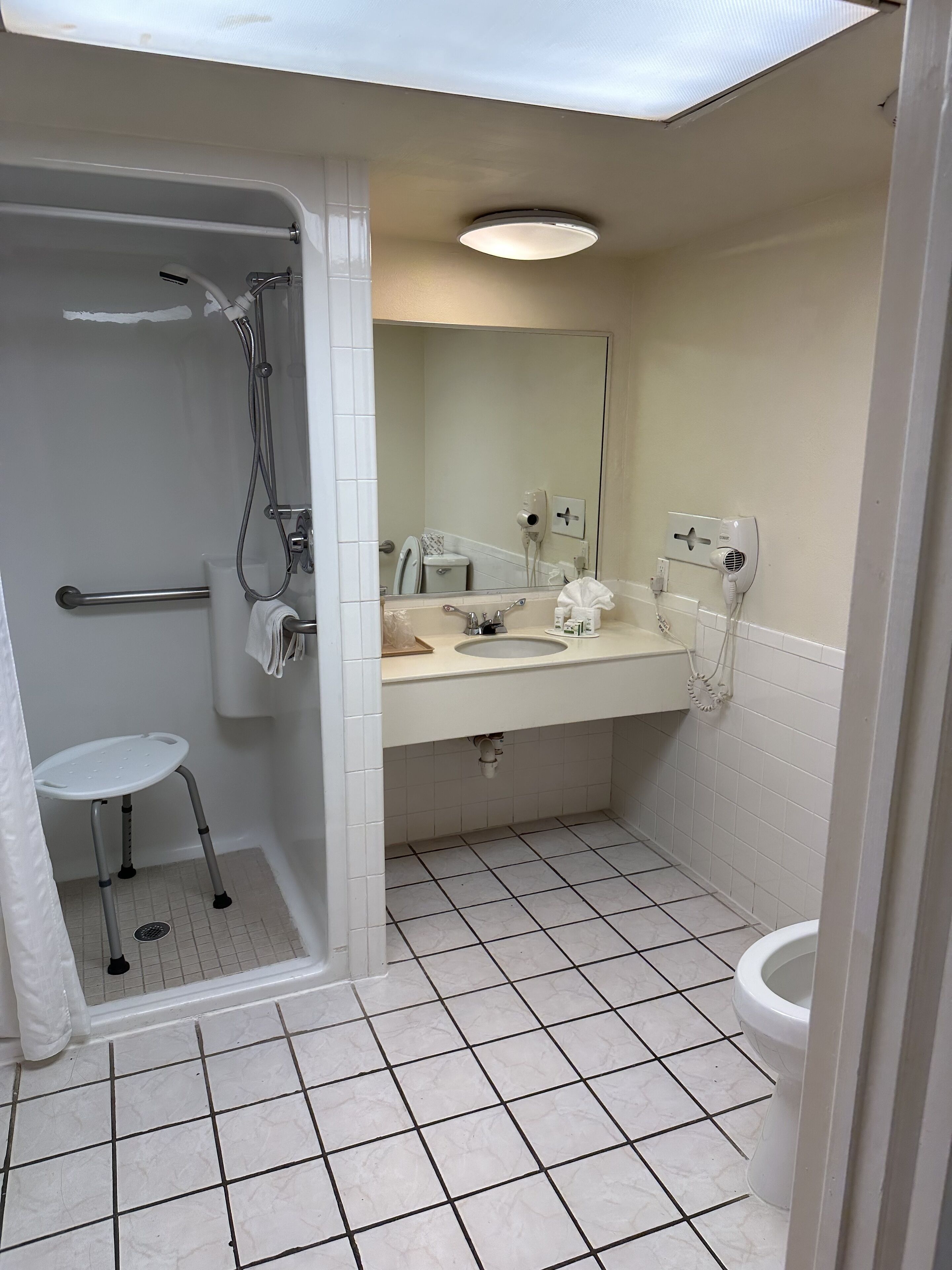room, 1 king bed, accessible | bathroom | combined shower/bathtub, free toiletries, hair dryer, towels
