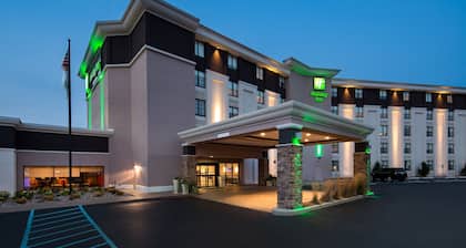 Holiday Inn Milwaukee Riverfront by IHG