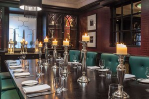 2 restaurants, breakfast, lunch, dinner served; international cuisine