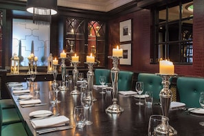 Hi ha 2 restaurants amb plats de cuina internacional