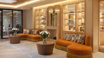Un sauna, baño turco, tratamientos corporales, aromaterapia