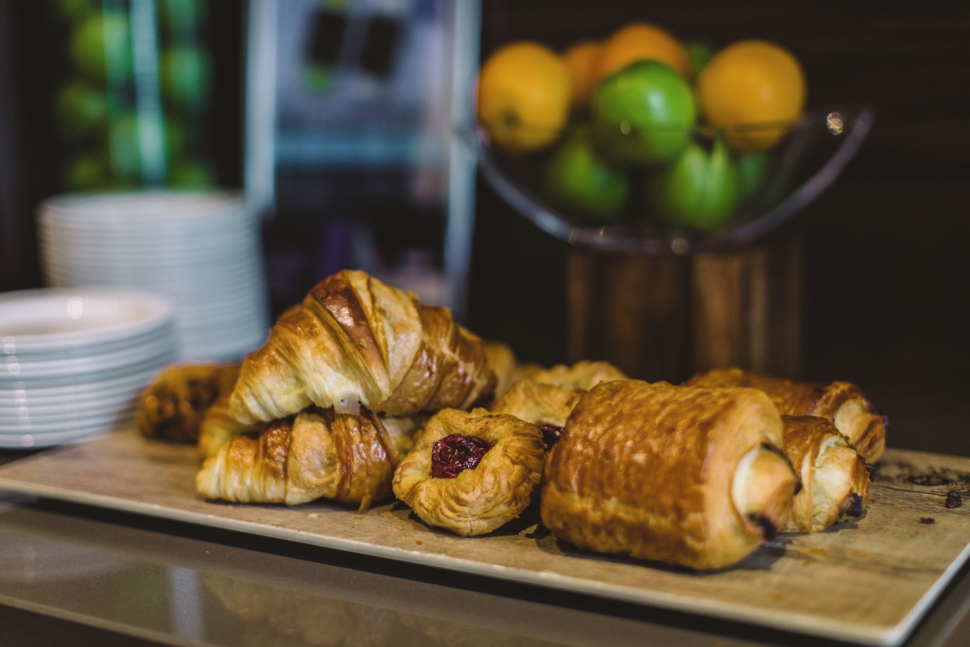 Una bandeja de croissants sobre una mesa.