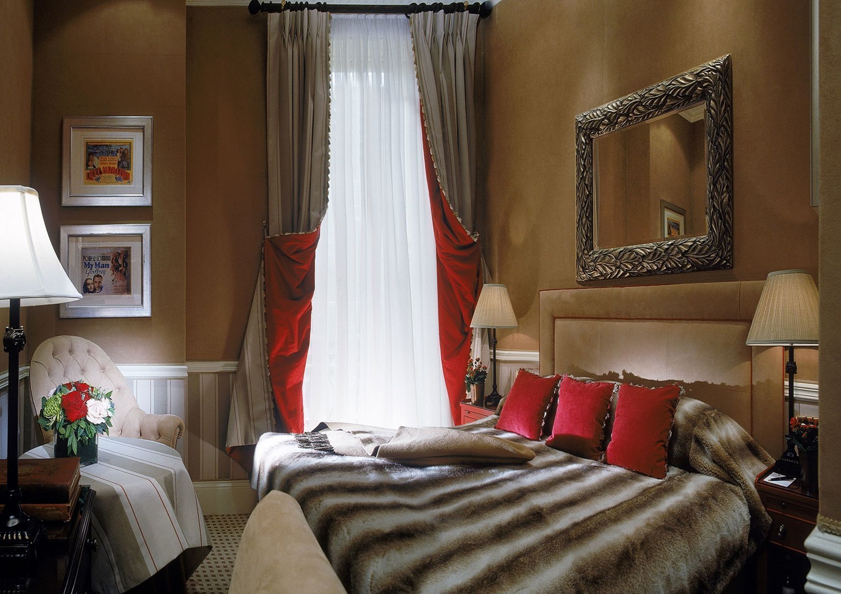 Ropa de cama de alta calidad y caja de seguridad en la habitación 