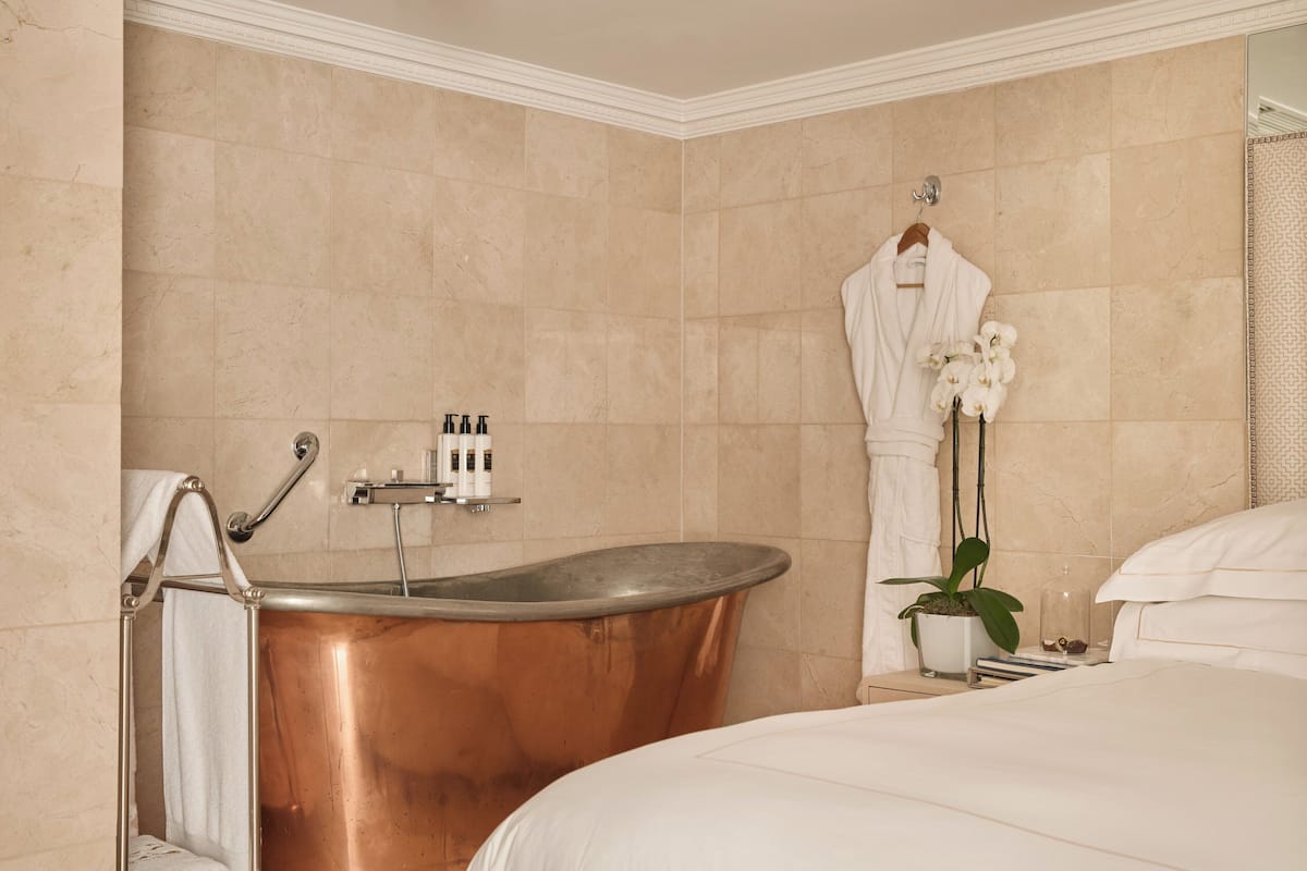 Suite, 2 Bedrooms (99) The Guv'nor's) | Premium bedding, in-room safe, individually decorated