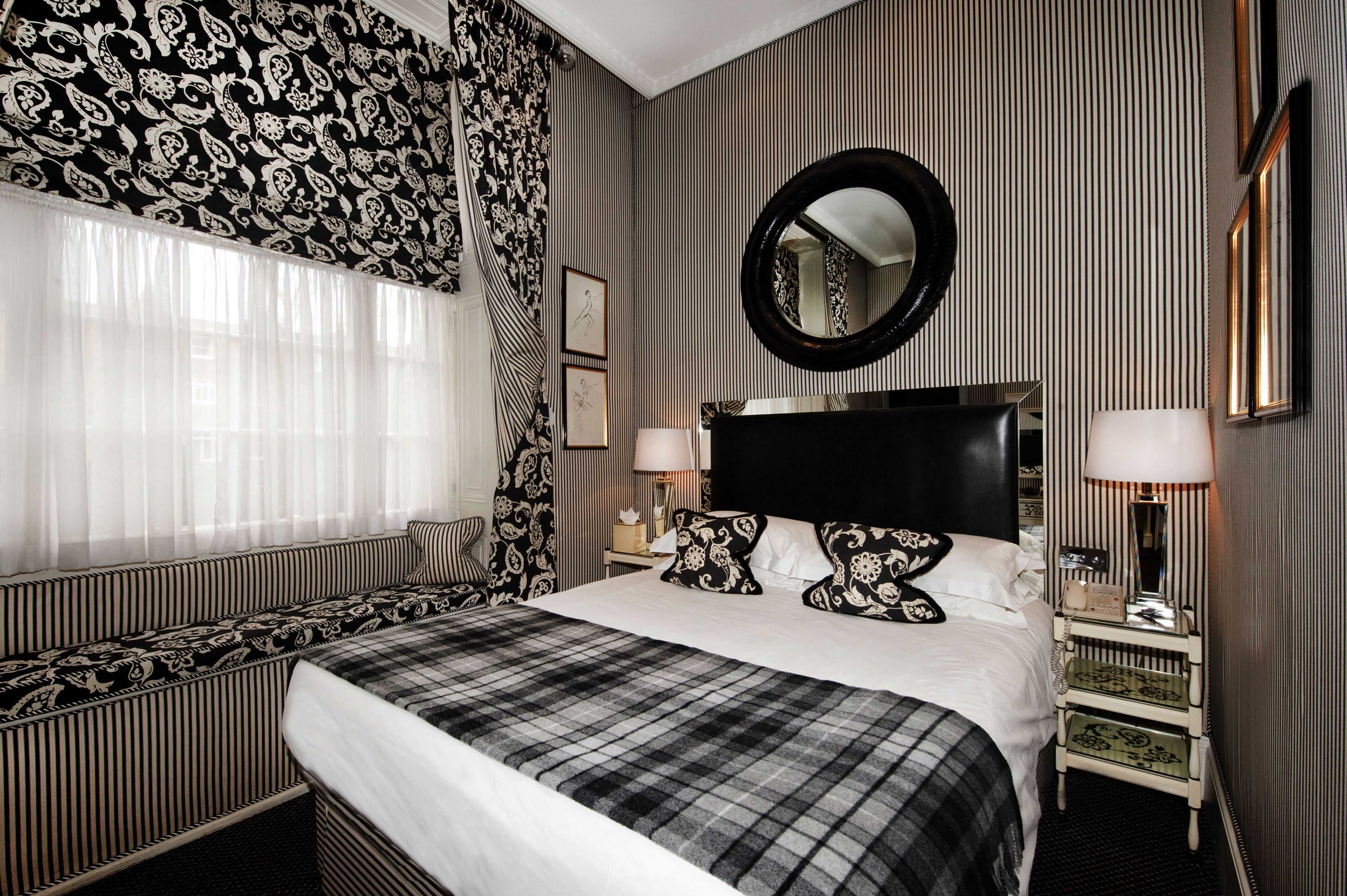 Ropa de cama de alta calidad y caja de seguridad en la habitación 