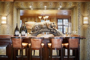 2 Bars/Lounges